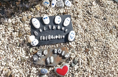 Photo - pebbles painted with numbers and smileys at the entrance of the gîte