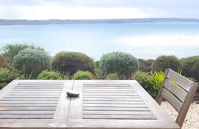 Photo - table sur la terrase avec vue sur la baie de Lannion